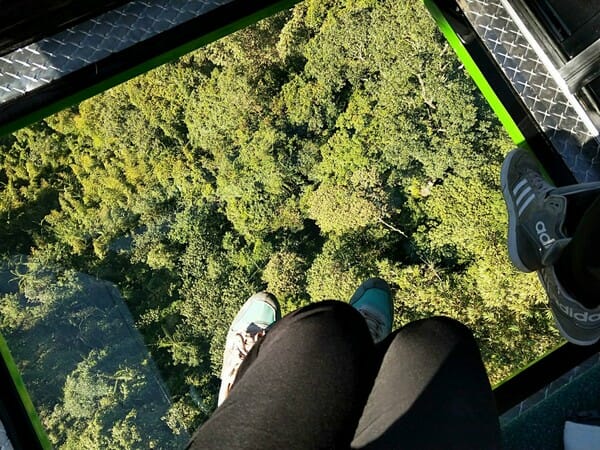 日月潭透明缆车底下风景高空