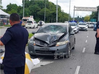 69 Year Old Man Cross Road To Buy Pisang Goreng Accident Car Dead 2