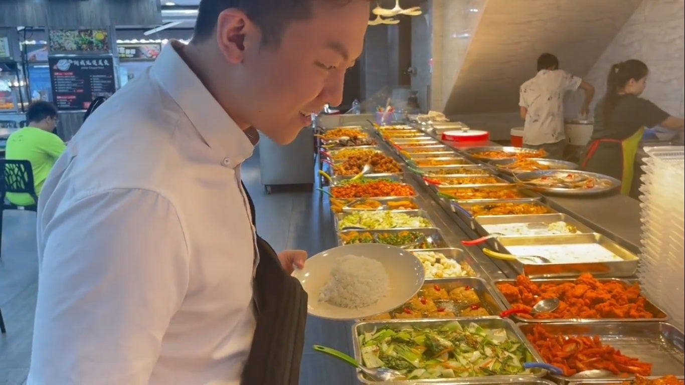 Ss 2 韩国男子第一次在马来西亚吃经济饭杂饭拿11道菜被老板娘教训
