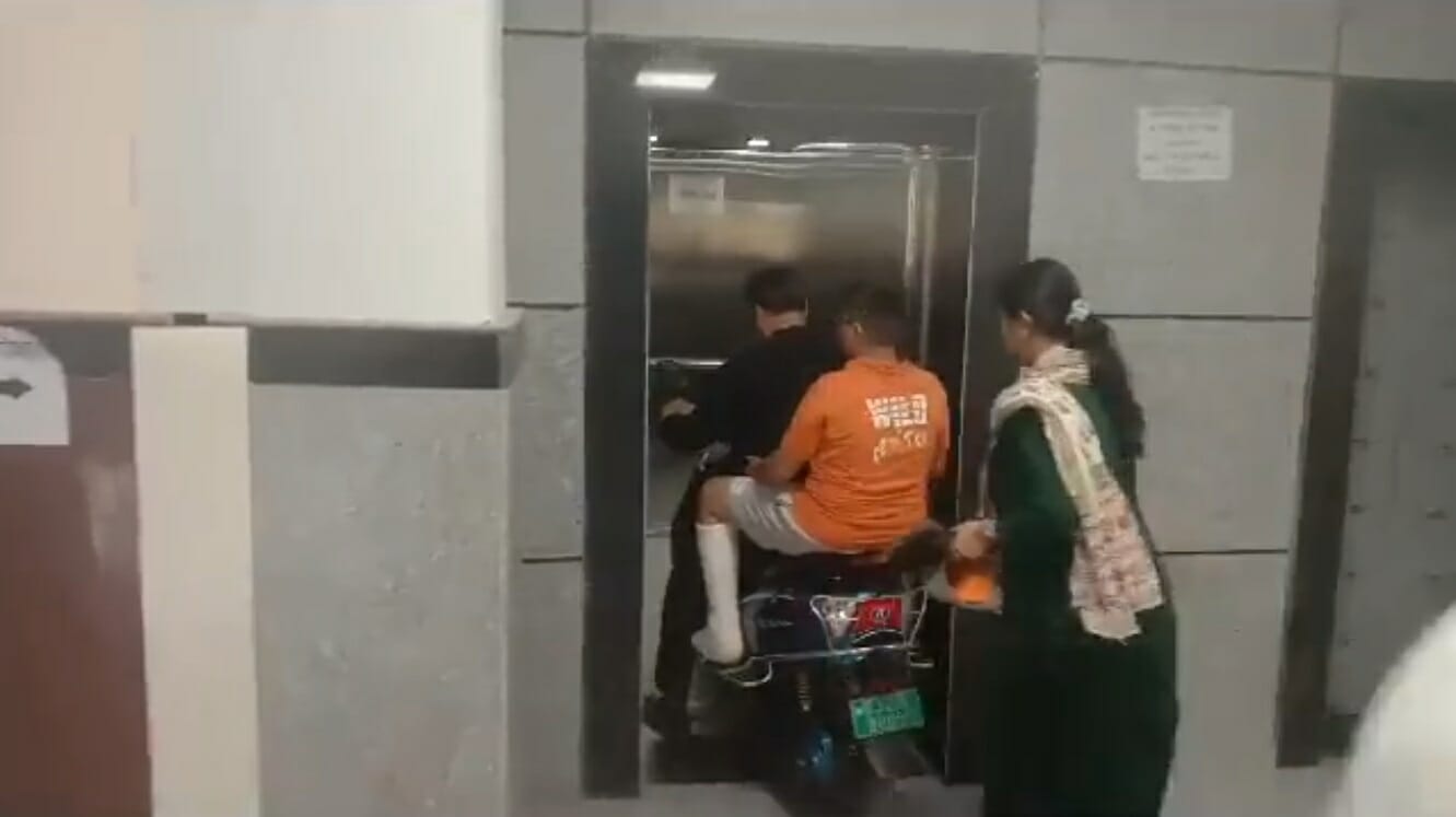 SS 4 father ride scooter take injured fractured leg son tae lift in hospital