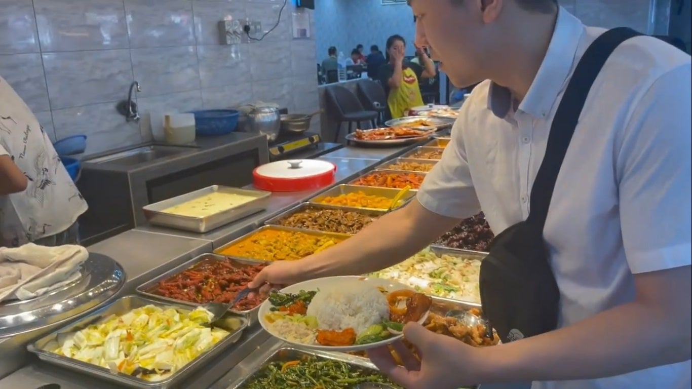 Ss 6 韩国男子第一次在马来西亚吃经济饭杂饭拿11道菜被老板娘教训