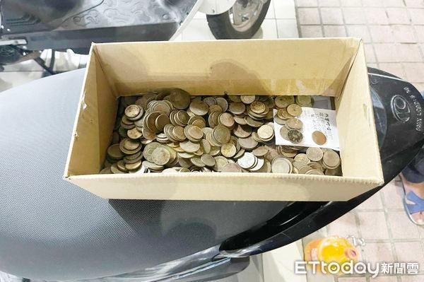男子从许愿池偷3800元台币零钱Rm570一箱 1