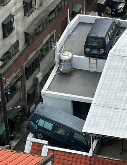 男子把车停在屋顶 7