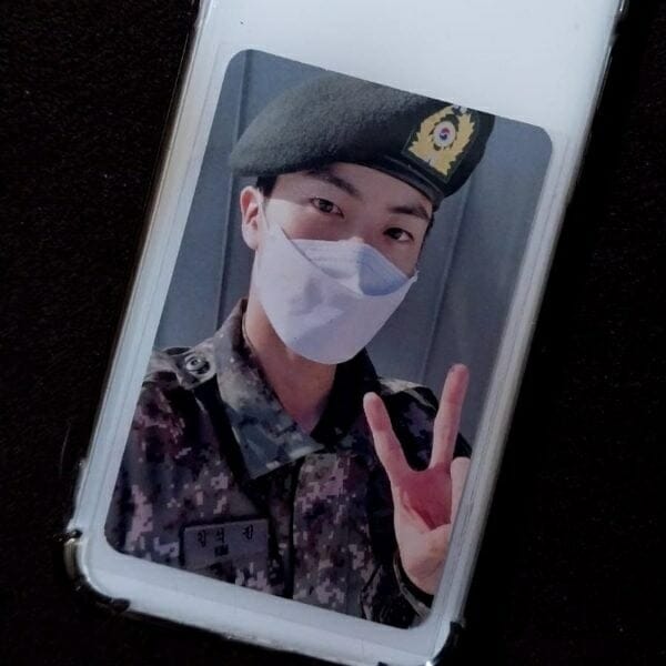 Bts Jin照片手机背面救了被打劫的粉丝3