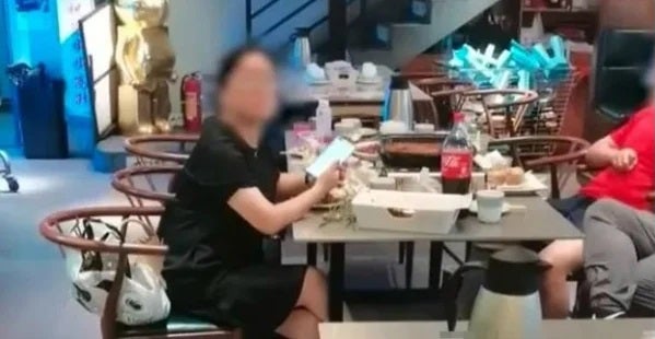 SS 2 waitress call woman customer auntie dont want pay ask for compensate