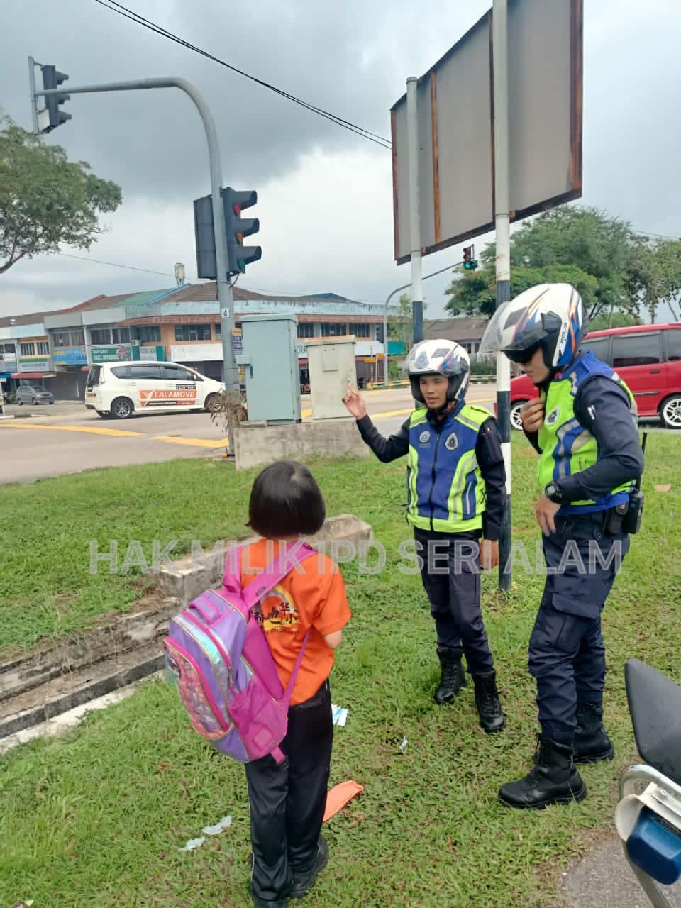 女小学生错失学校巴士走路上学好心警员护送到校 1