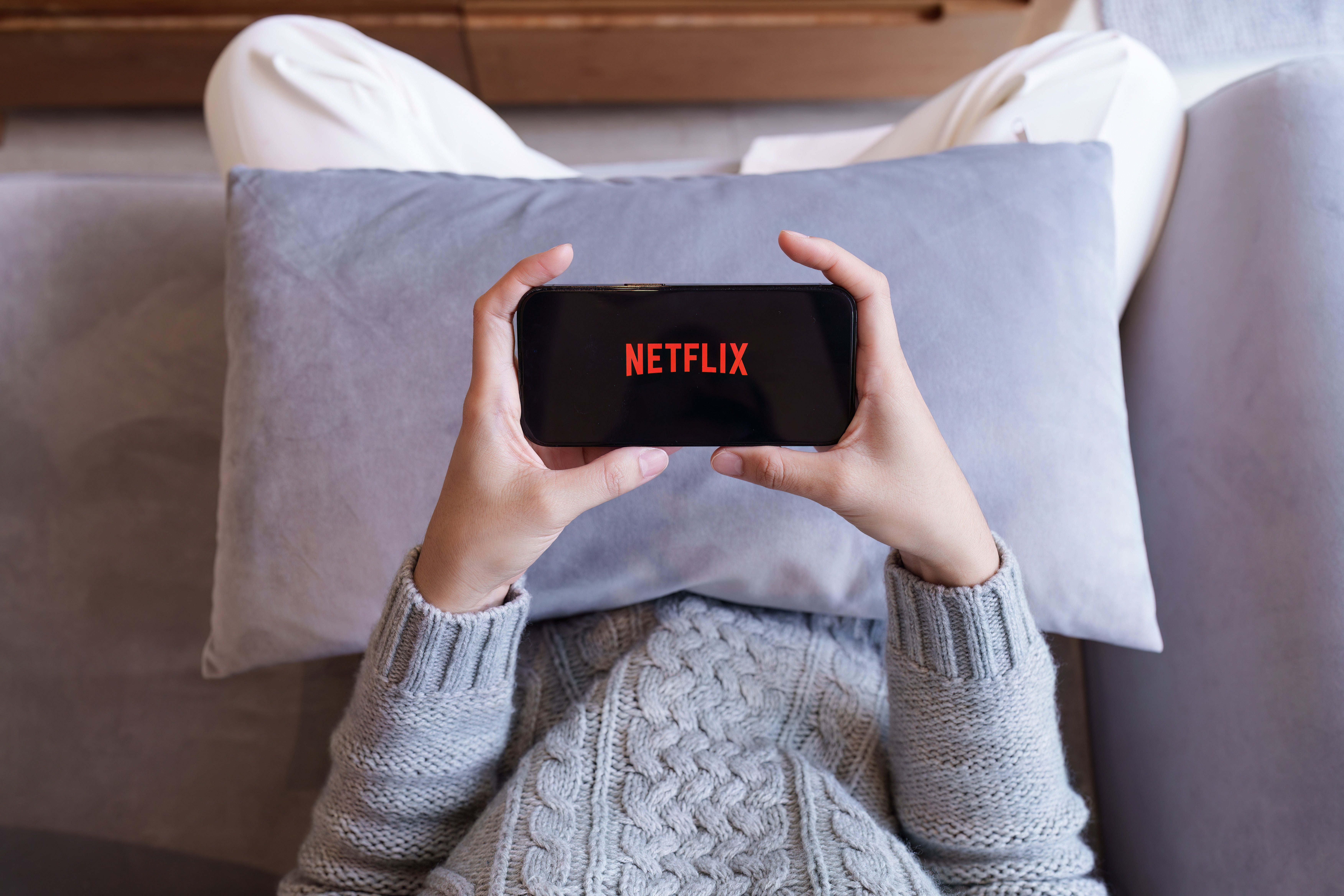 123Rf Netflix Girl On Couch Phone