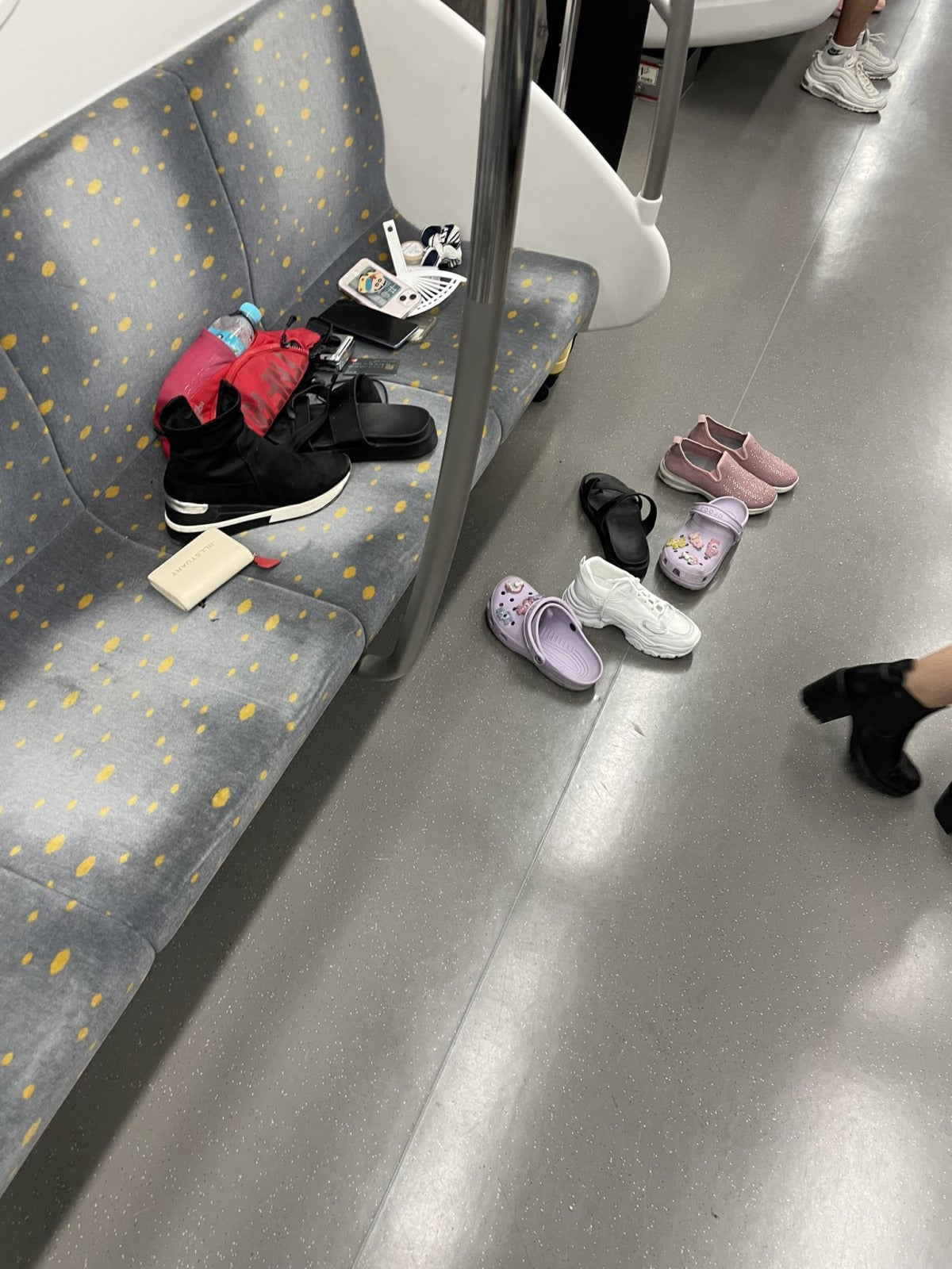 BTS粉丝在韩国地铁看影片兴奋尖叫引恐慌7人受伤2 scaled