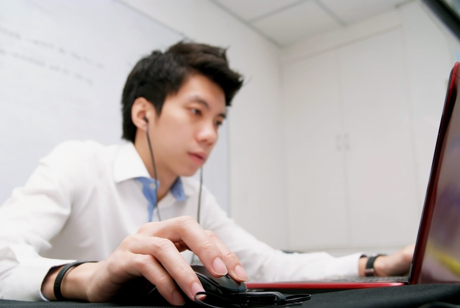 123rf worker office laptop earphone man asian