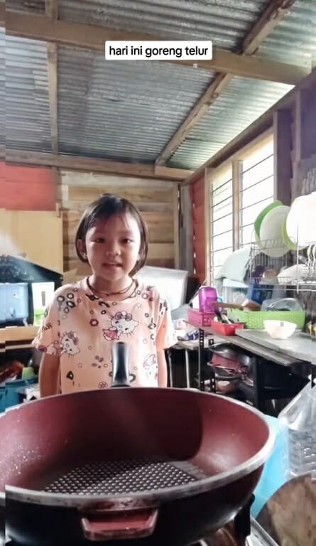 Ss 1 Girl Fried Egg For Dad Add 2 Big Scoop Of Salt 女儿煎蛋加两大勺盐巴给爸爸吃