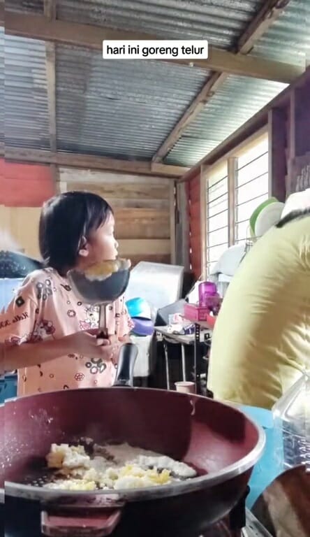 Ss 9 Girl Fried Egg For Dad Add 2 Big Scoop Of Salt 女儿煎蛋加两大勺盐巴给爸爸吃