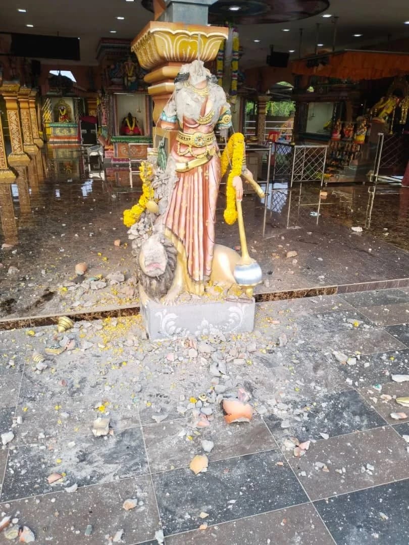 1 男子大闹印度寺庙搞破坏 砸坏神像头