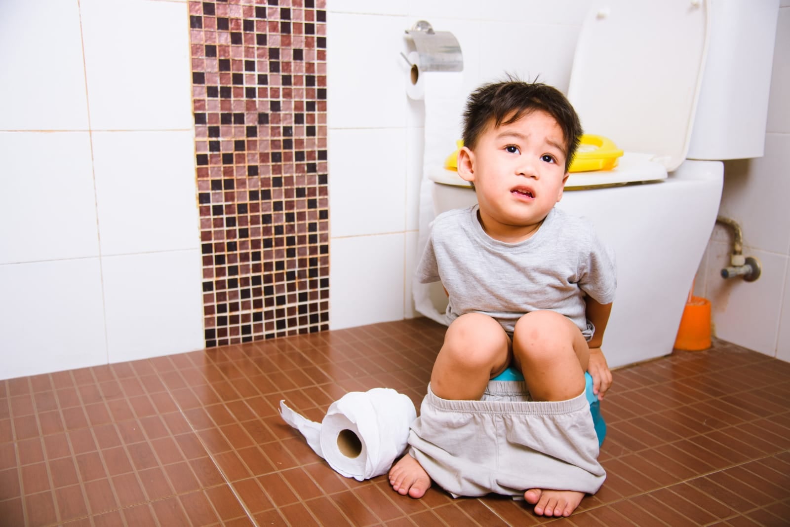 123rf boy sitting potty training tissue roll
