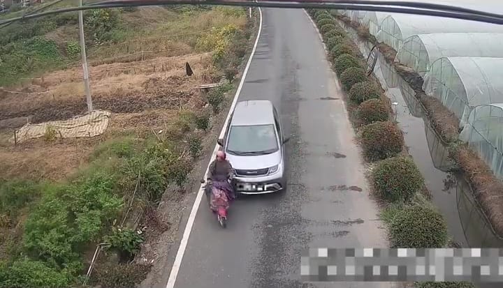 2 Son See Phone While Driving Hits Mum On Scooter 3