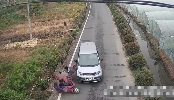 2 Son See Phone While Driving Hits Mum On Scooter 4