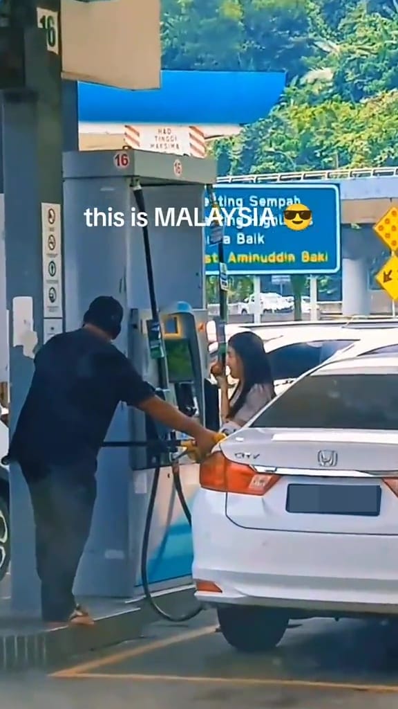 Malaysian Man Gives Remainder Petrol To Car At Next Pump 2