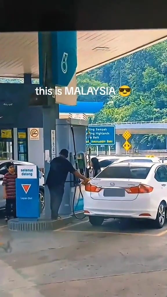 Malaysian Man Gives Remainder Petrol To Car At Next Pump 3