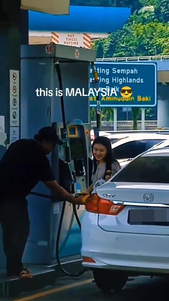 Malaysian Man Gives Remainder Petrol To Car At Next Pump 4