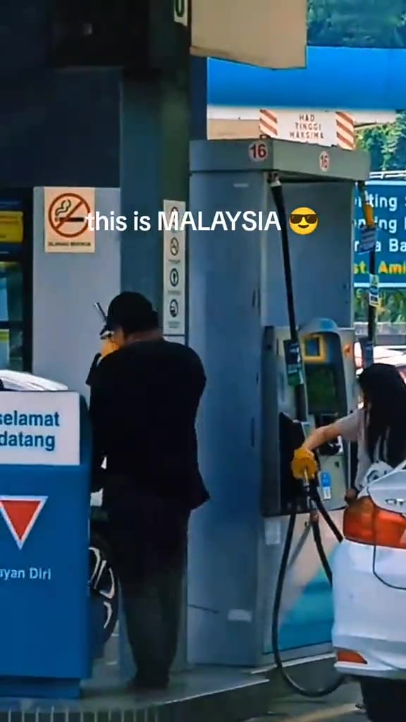 Malaysian Man Gives Remainder Petrol To Car At Next Pump 5