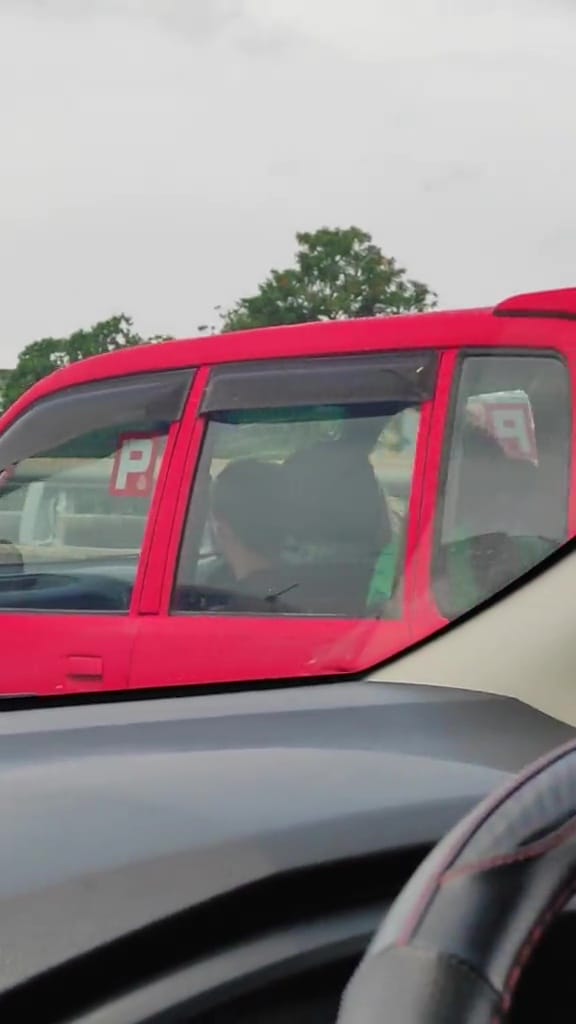 ss 3 kuching driver paste 4 P license stickers on car glass window