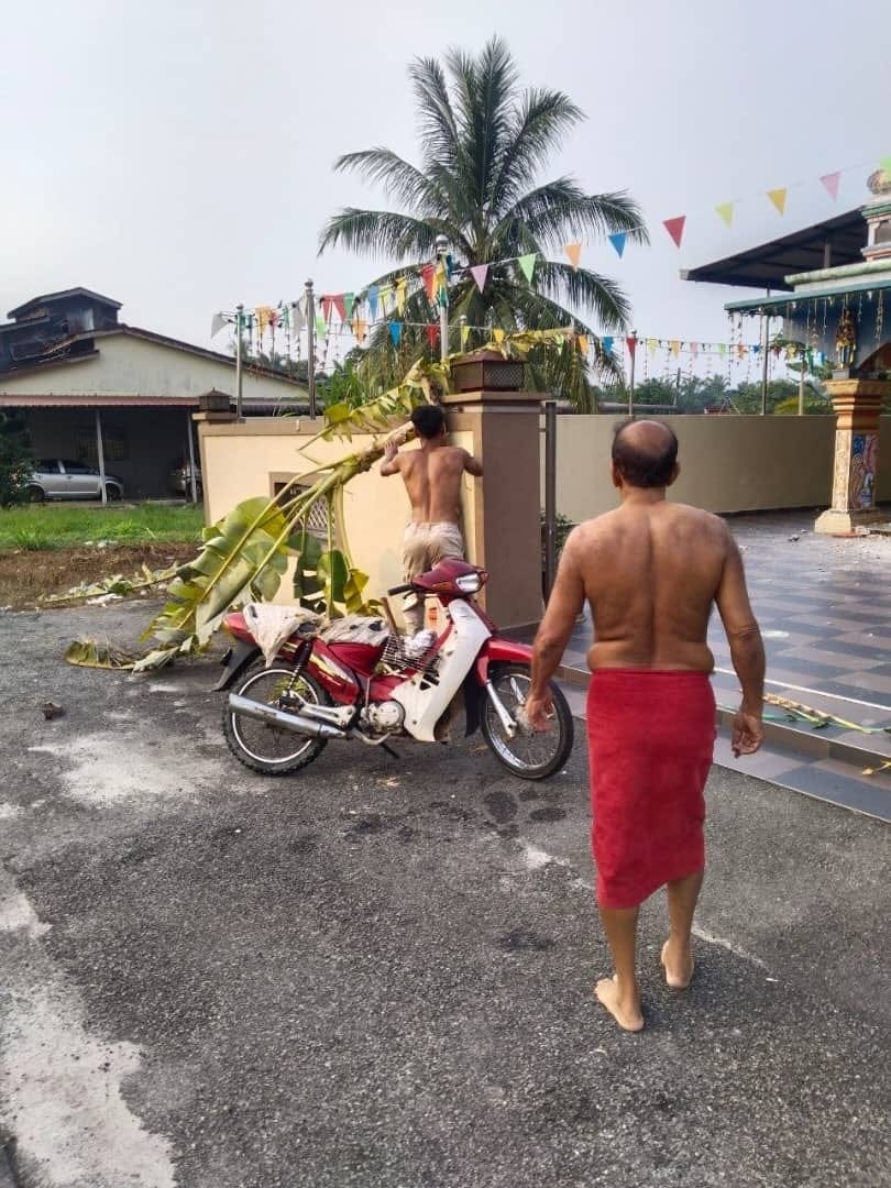 男子大闹印度寺庙搞破坏拉倒香蕉树