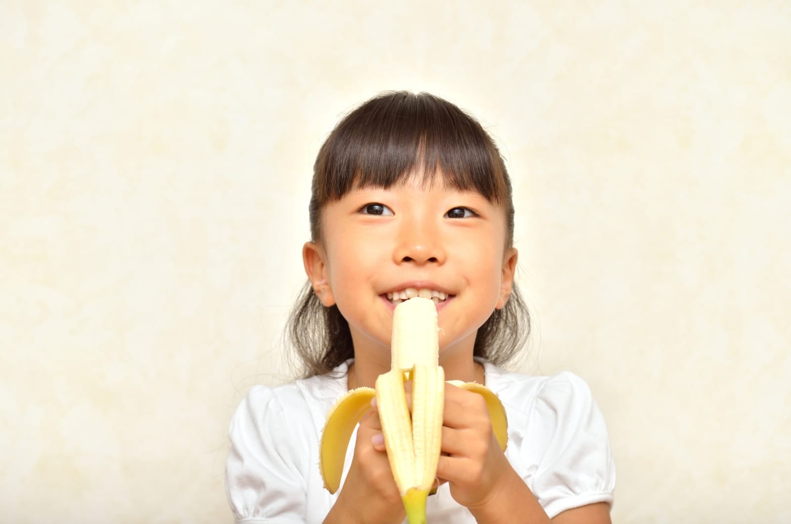123rf asian kid eating banana