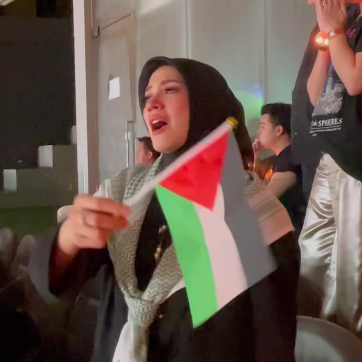 Nur Fazura Waving Palestine Flag In Coldplay Concert 2