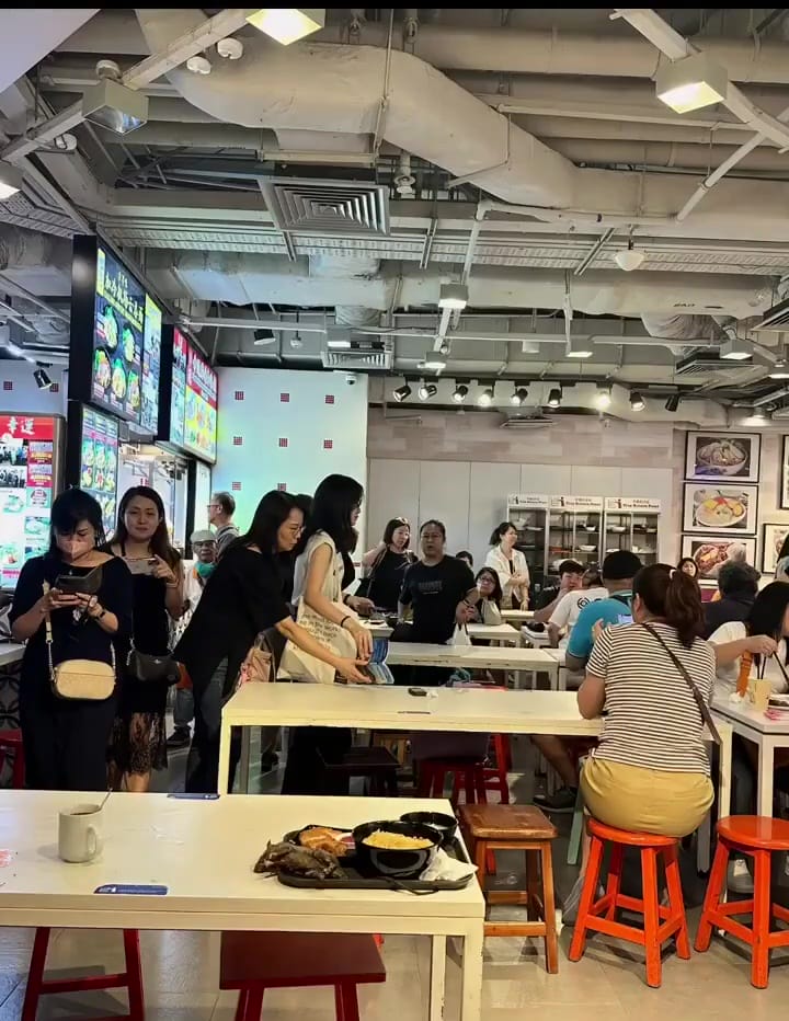 rat fell on food tray in food court tangs market singapore 5