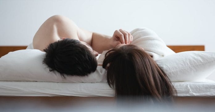 男女躺在白色床上