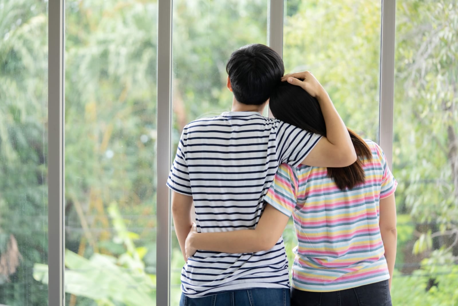 123rf asian couplee hugging cuddling in front window