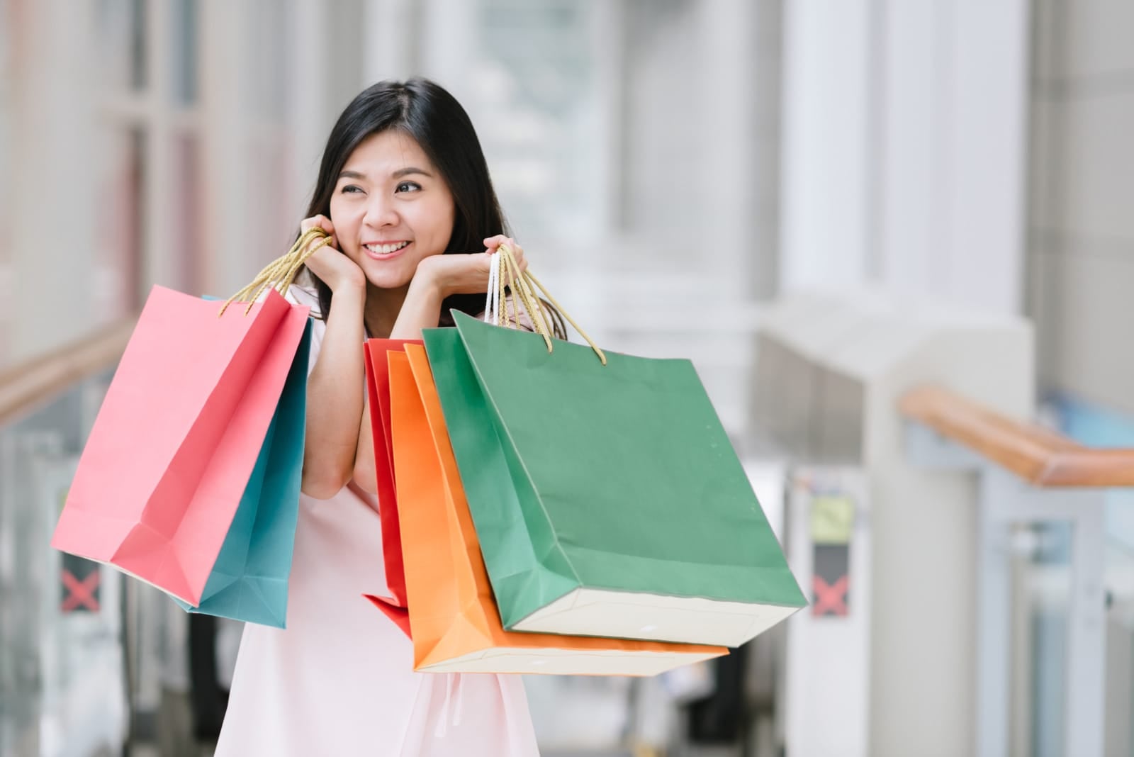 123rf asian girl shopping bags happy