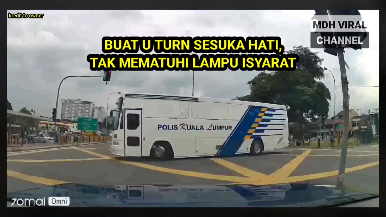 Bus police u turn illegally gostan hit proton wira 4