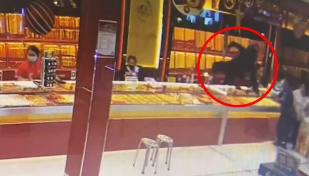 Son in law wealthy businessman robs gold shop betrayed by branded shoes 3