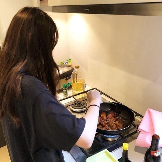 woman cooking in kitchen korean ulzzang