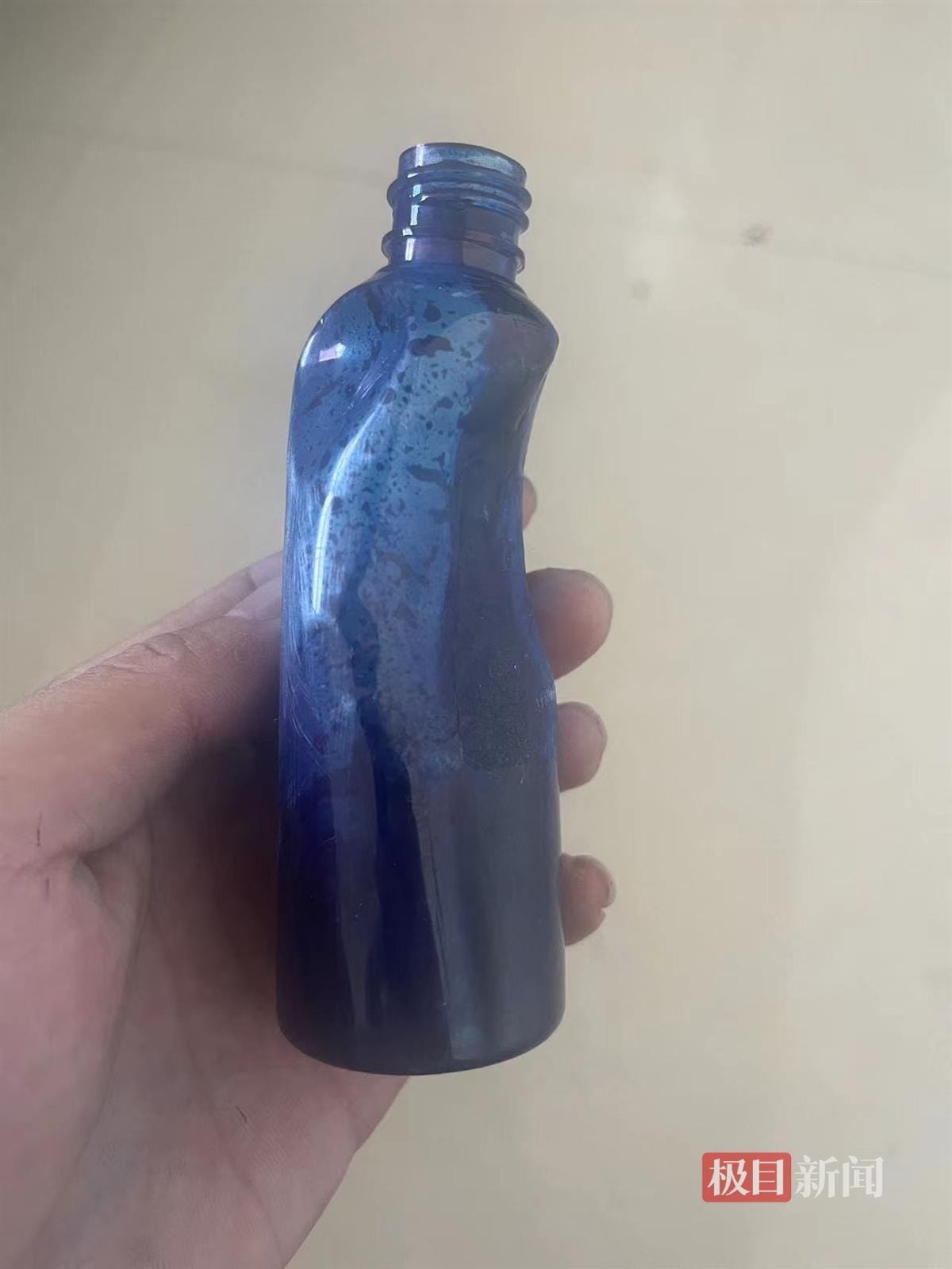 男子玩输游戏脸上盖猪印章洗不掉 印油
