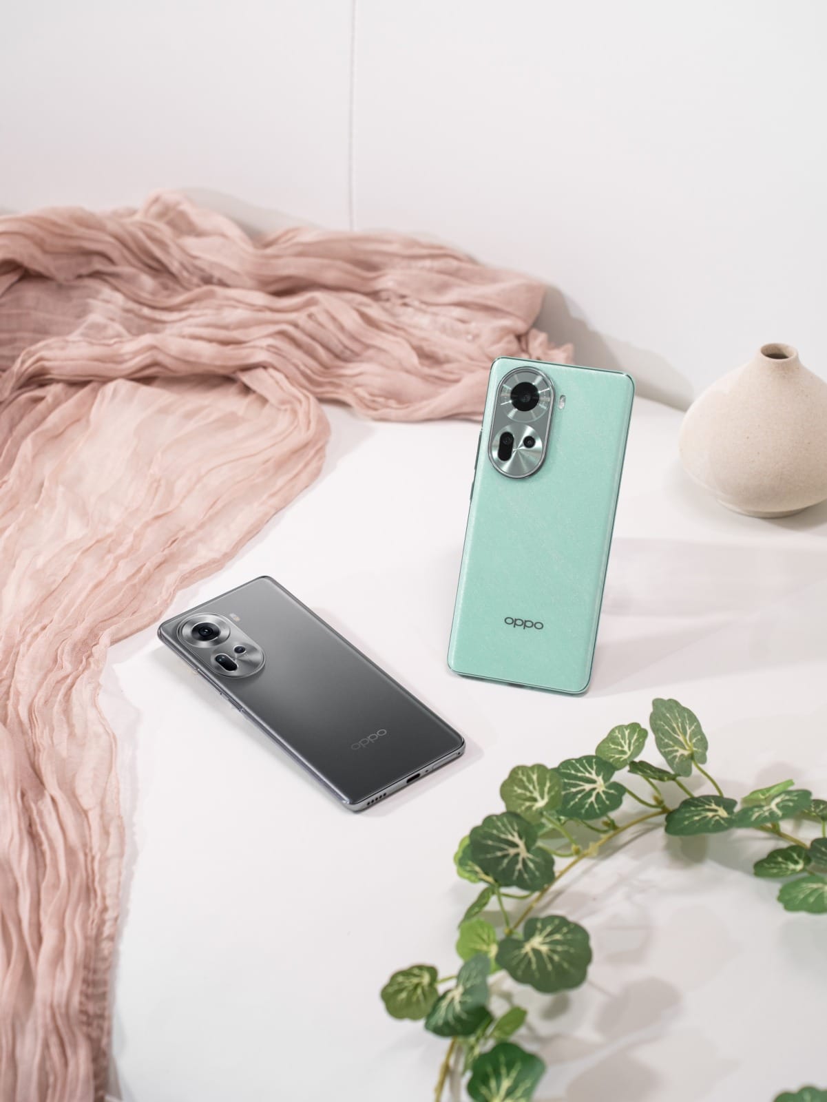 Pic 7 OPPO Reno11 Wave Green and Rock Grey