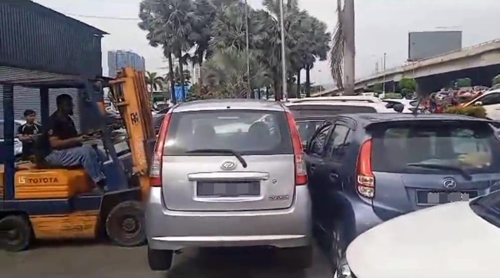 man use forklift to move car parked in front of car repair shop batu caves 2