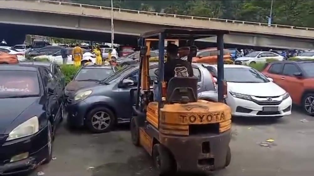 man use forklift to move car parked in front of car repair shop batu caves 6