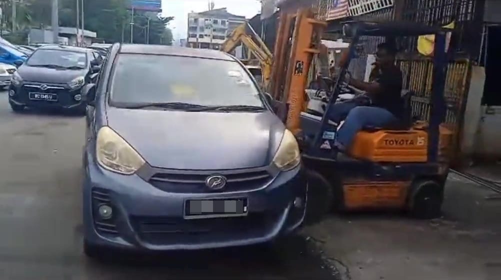 man use forklift to move car parked in front of car repair shop batu caves 8