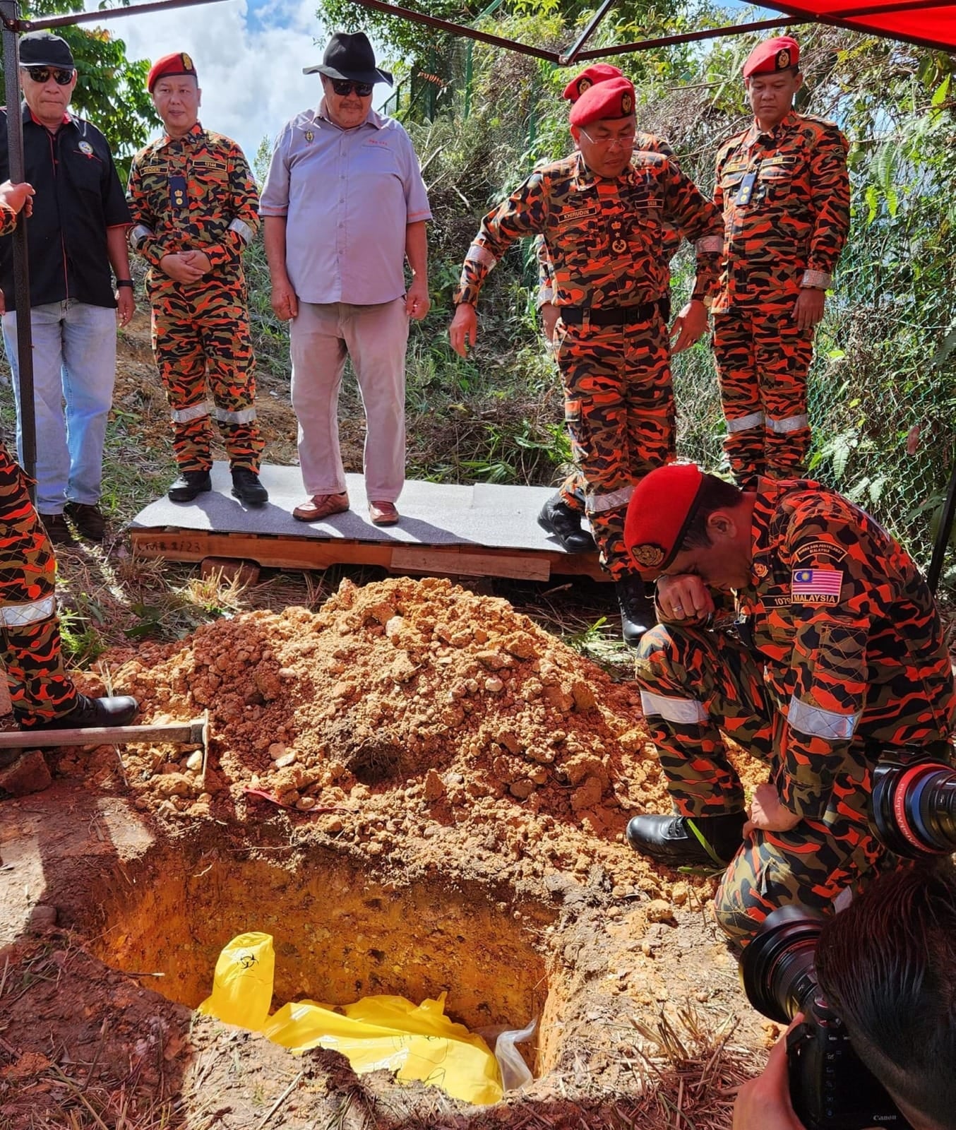 sarawak bomba cliff k9 dog cliff died burial handler steven ambu cried scaled