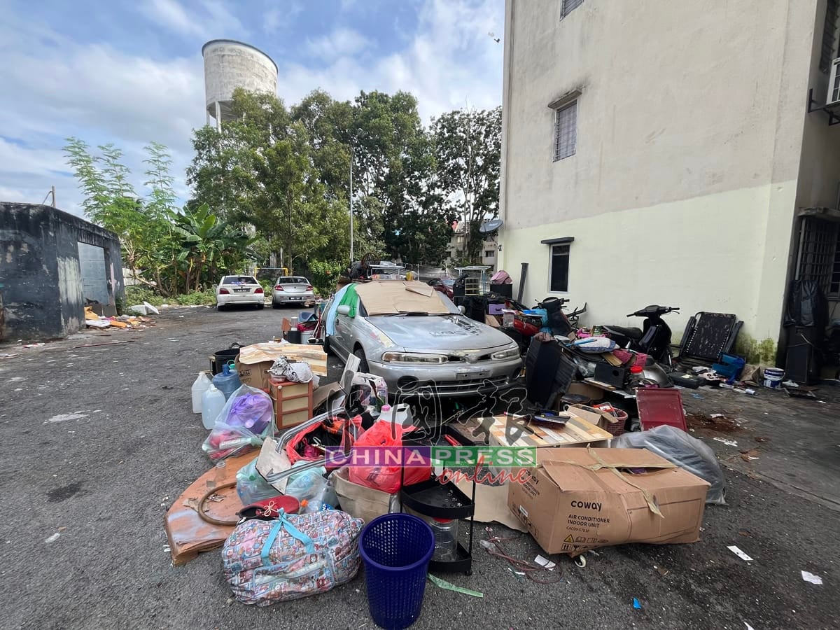 中年华裔男女欠房租被赶出来住组屋楼下废车杂物摆满楼梯口 1