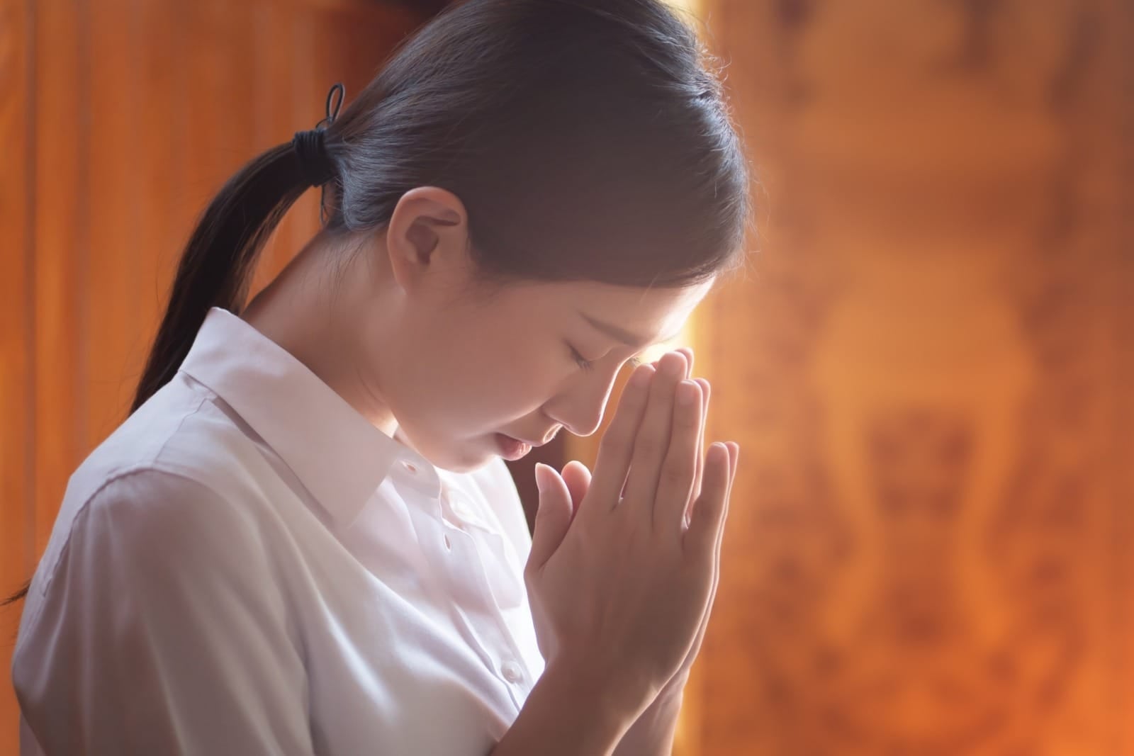 asian woman praying 123rf