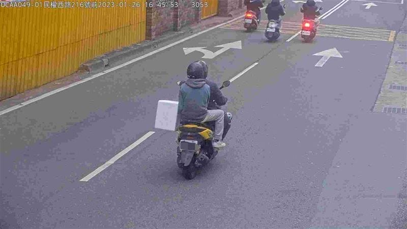 嫌犯骑摩托买干冰