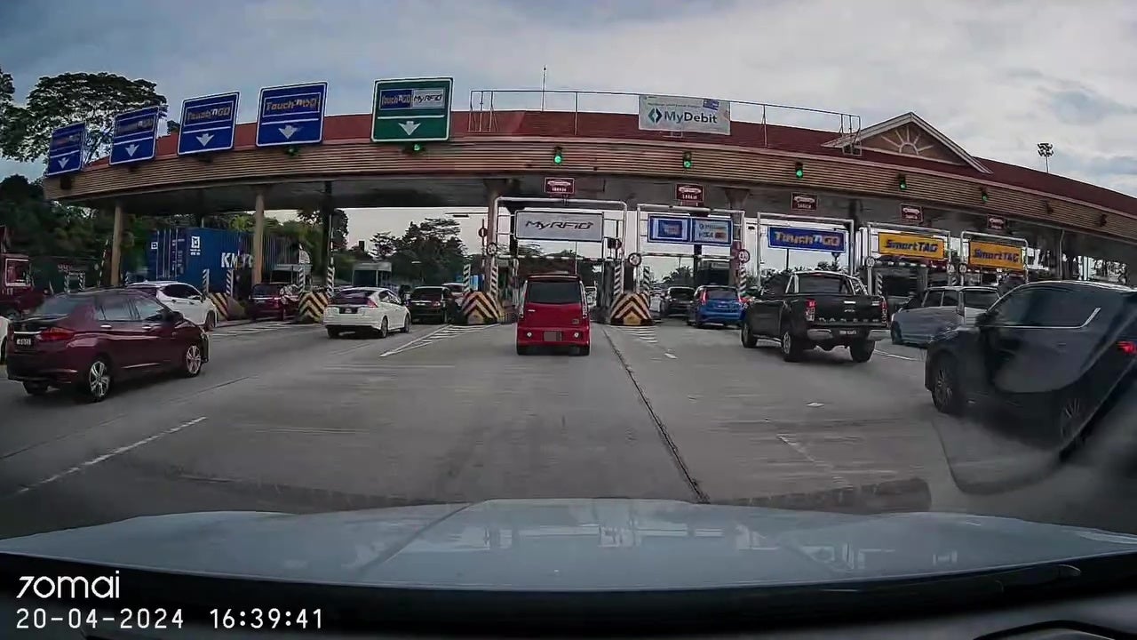 Kenari Skip Toll Pass Through Boom Gate In Between 2 1