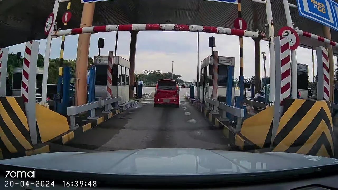 Kenari Skip Toll Pass Through Boom Gate In Between 3