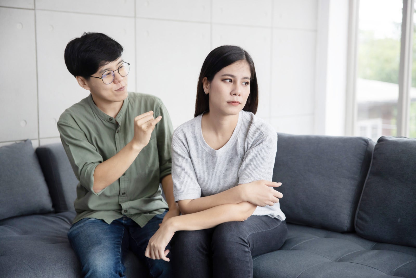 asian couple reconcile girlfriend argument 123rf