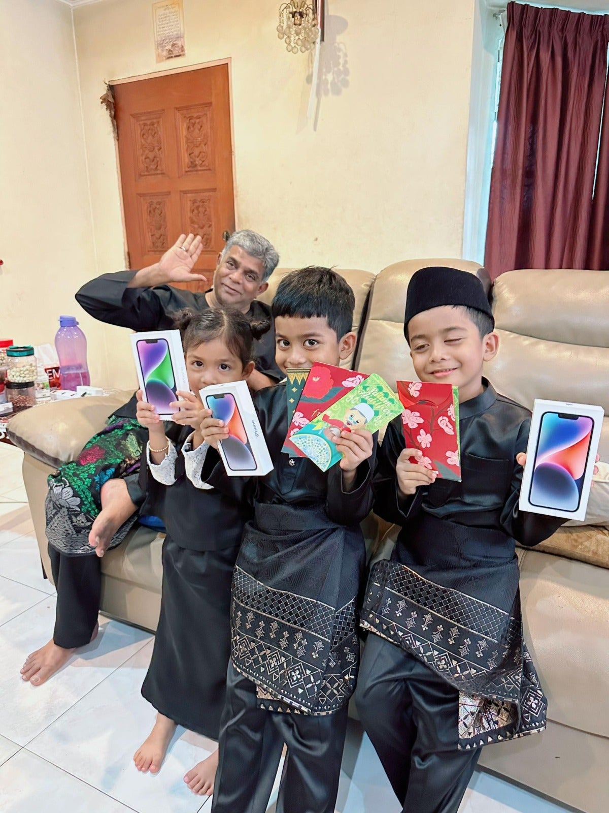 malaysian grandpa gives iphone and duit raya for grandkids during hari raya