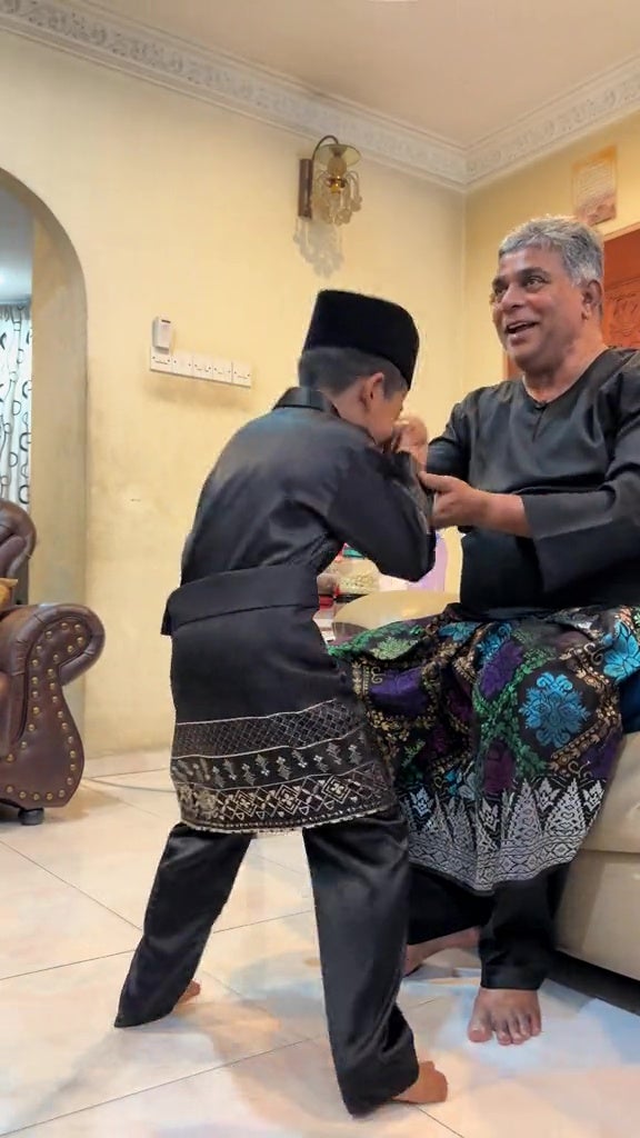 malaysian grandpa gives iphone and duit raya grandkids hari raya 2