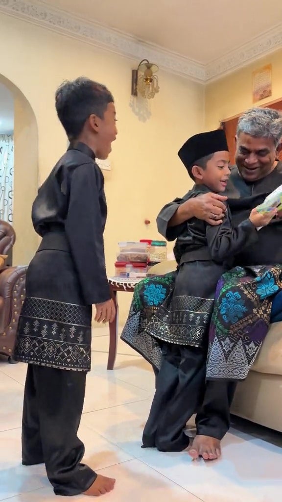 malaysian grandpa gives iphone and duit raya grandkids hari raya 4