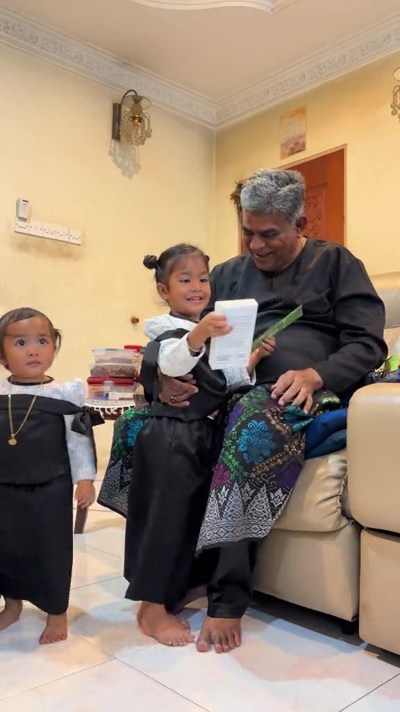 malaysian grandpa gives iphone and duit raya grandkids hari raya 9